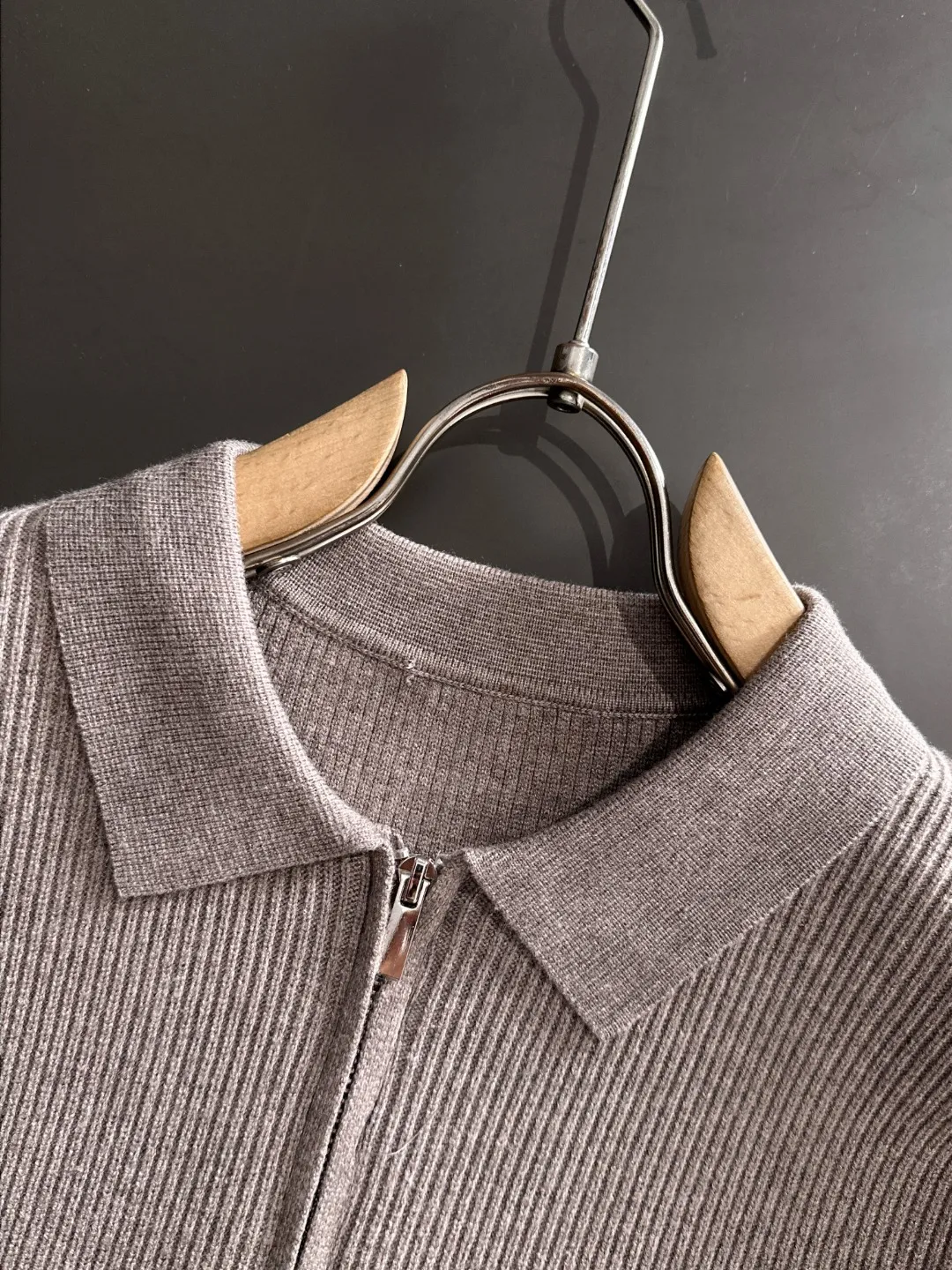 Next day shipping P360 Big Goose 2025 official website latest round neck sweater for autumn and winter, popular models are on sale at the same time at the counter! Specially made of wool blended fabric. It feels comfortable and can be directly in contact with the skin. The logo badge is exquisitely embroidered, which is extremely eye-catching! The details highlight the fashionable charm of big brands. Exquisite workmanship. Three-dimensional cutting style. The wearing effect is invincible and handsome! All three standards are complete! Size: M-3XL